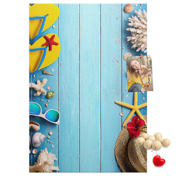 Tableau de liège Accessoires d'été sur fond de bois bleu