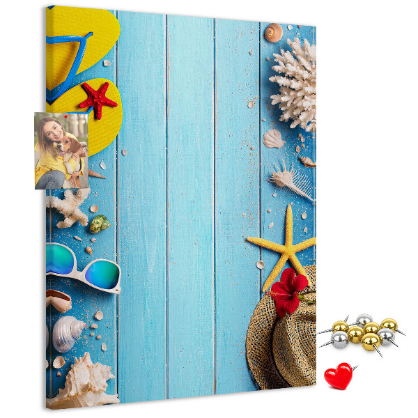 Tableau de liège Accessoires d'été sur fond de bois bleu