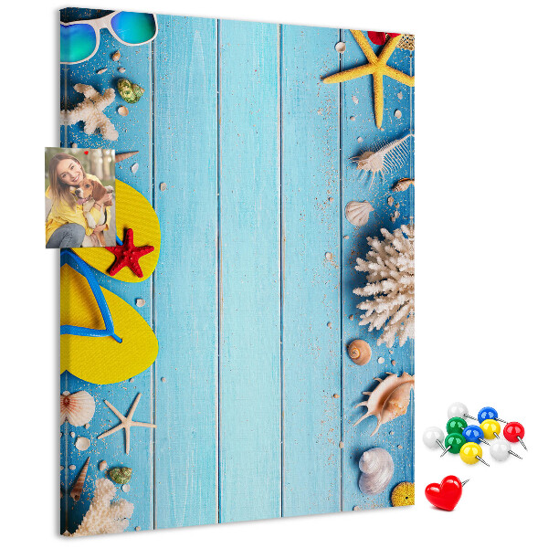 Tableau en liège fantaisie Accessoires de plage d'été sur fond bleu