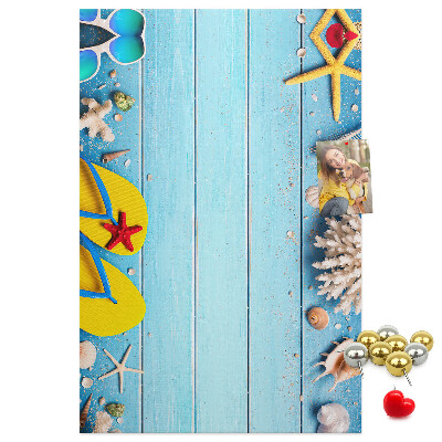 Tableau en liège fantaisie Accessoires de plage d'été sur fond bleu