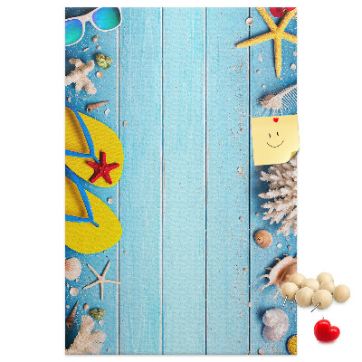 Tableau en liège fantaisie Accessoires de plage d'été sur fond bleu