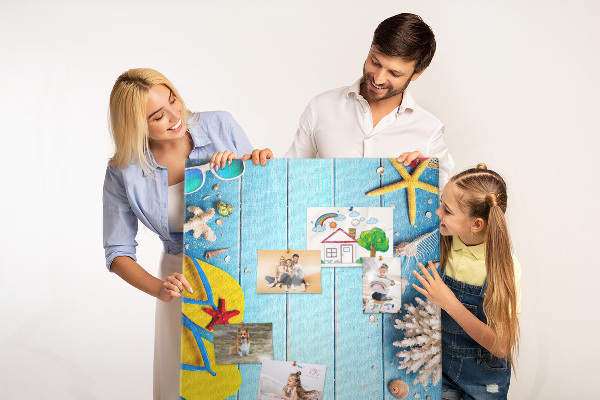 Tableau en liège fantaisie Accessoires de plage d'été sur fond bleu