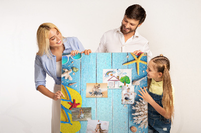 Tableau en liège fantaisie Accessoires de plage d'été sur fond bleu