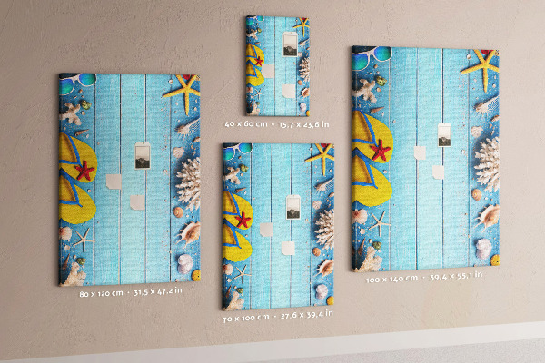 Tableau en liège fantaisie Accessoires de plage d'été sur fond bleu