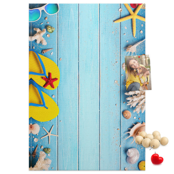 Tableau en liège fantaisie Accessoires de plage d'été sur fond bleu