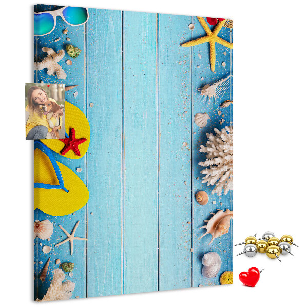 Tableau en liège fantaisie Accessoires de plage d'été sur fond bleu