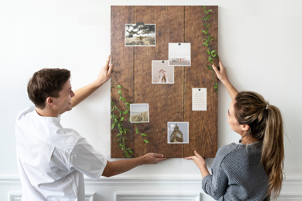 Tableau de liège Bois rustique avec des branches vertes