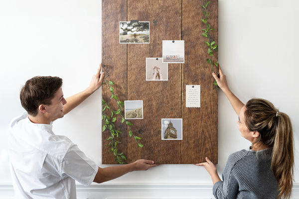 Tableau de liège Bois rustique avec des branches vertes