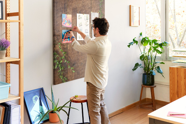 Tableau de liège Bois rustique avec des branches vertes