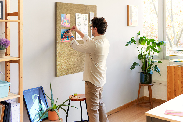 Tableau en liège fantaisie Papier doré avec des épingles colorées