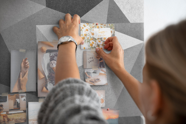 Tableau en liège déco Motif abstrait en niveaux de gris avec des triangles