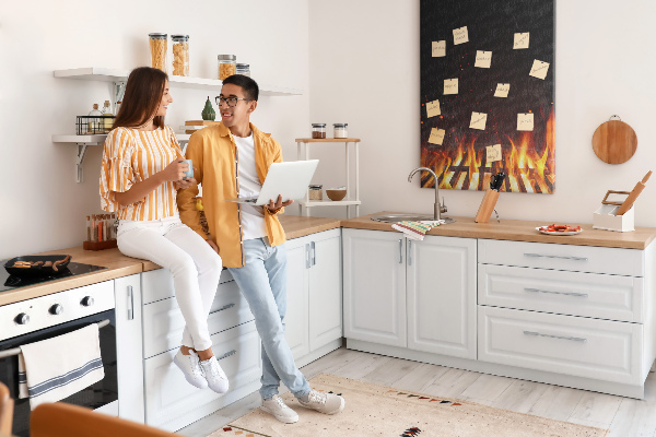 Tableau de liège Un incendie flamboyant avec de la fumée qui s'élève