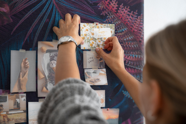 Tableau en liège déco Une forêt mystérieuse aux couleurs intenses