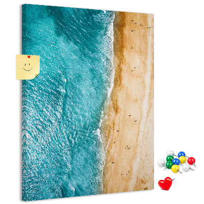 Tableau en liège fantaisie Une plage avec des vagues et des gens qui se promènent