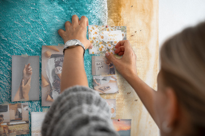 Tableau en liège fantaisie Une plage avec des vagues et des gens qui se promènent