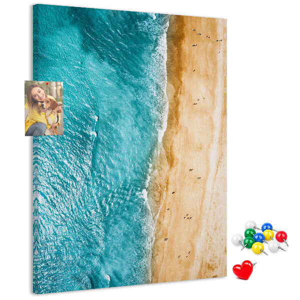 Tableau en liège fantaisie Une plage avec des vagues et des gens qui se promènent