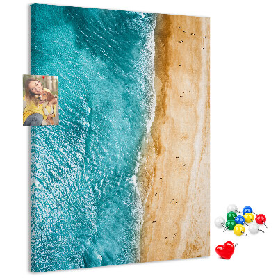 Tableau en liège fantaisie Une plage avec des vagues et des gens qui se promènent