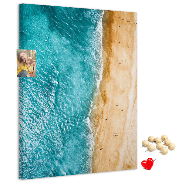 Tableau en liège fantaisie Une plage avec des vagues et des gens qui se promènent