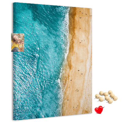 Tableau en liège fantaisie Une plage avec des vagues et des gens qui se promènent