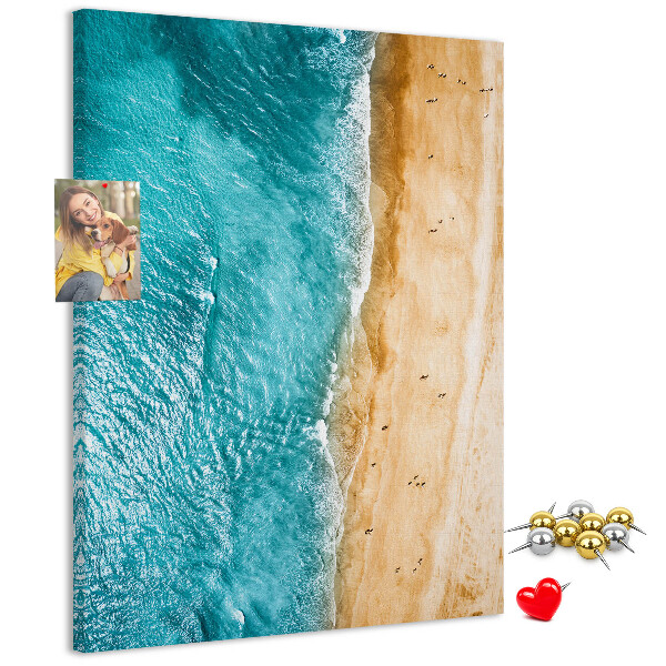 Tableau en liège fantaisie Une plage avec des vagues et des gens qui se promènent