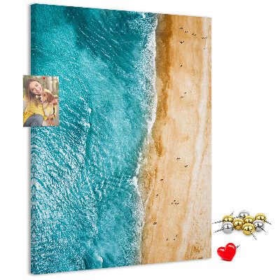 Tableau en liège fantaisie Une plage avec des vagues et des gens qui se promènent