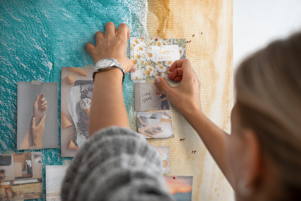 Tableau en liège fantaisie Une plage avec des vagues et des gens qui se promènent