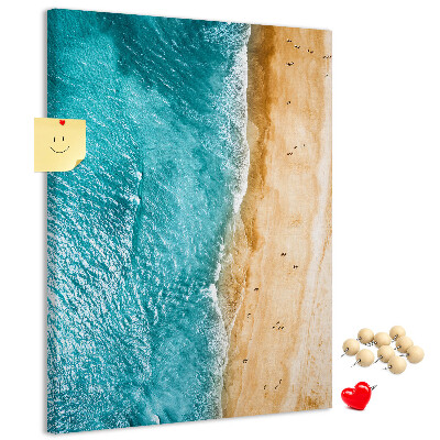 Tableau en liège fantaisie Une plage avec des vagues et des gens qui se promènent