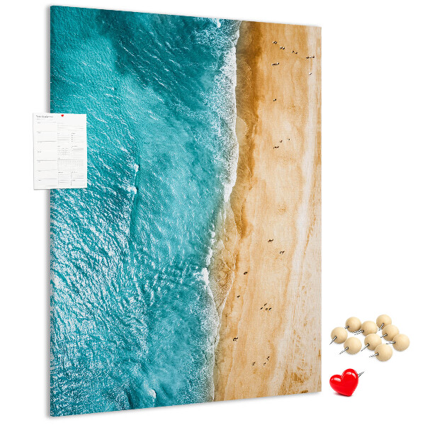 Tableau en liège fantaisie Une plage avec des vagues et des gens qui se promènent