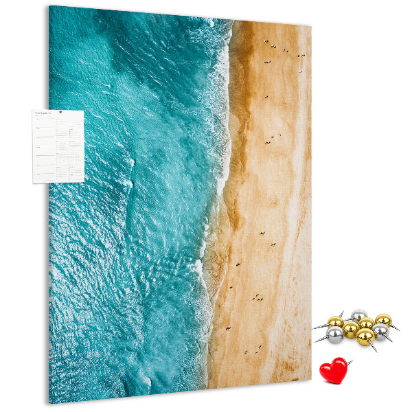 Tableau en liège fantaisie Une plage avec des vagues et des gens qui se promènent