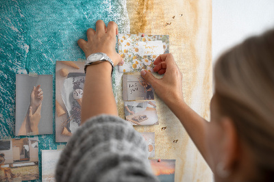 Tableau en liège fantaisie Une plage avec des vagues et des gens qui se promènent