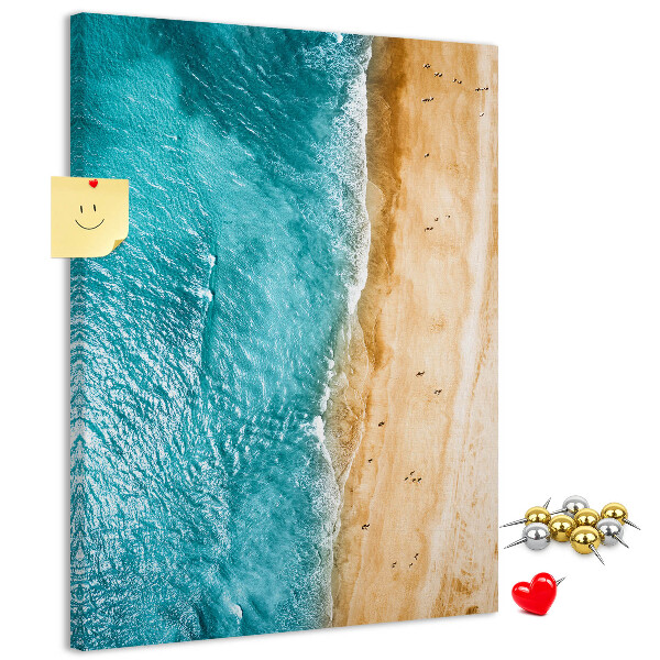 Tableau en liège fantaisie Une plage avec des vagues et des gens qui se promènent
