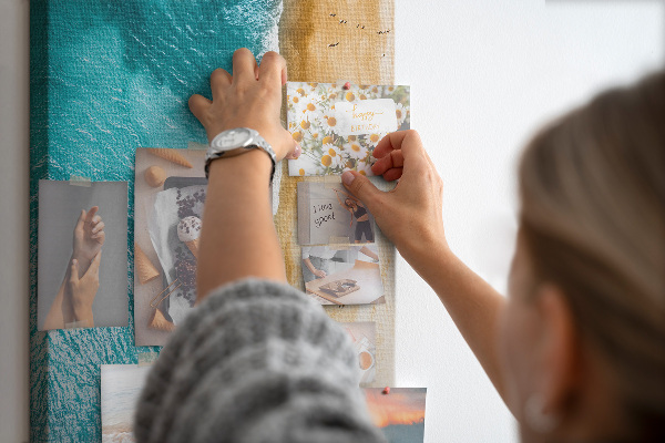 Tableau en liège fantaisie Une plage avec des vagues et des gens qui se promènent