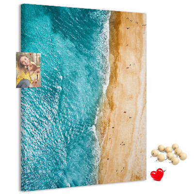 Tableau en liège fantaisie Une plage avec des vagues et des gens qui se promènent