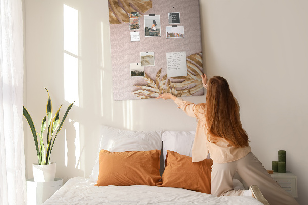 Tableau en liège fantaisie Feuilles dorées sur un fond rose délicat