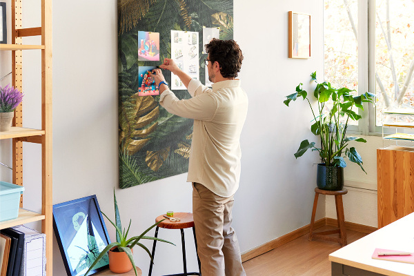Tableau en liège fantaisie Feuilles dorées dans une composition végétale tropicale