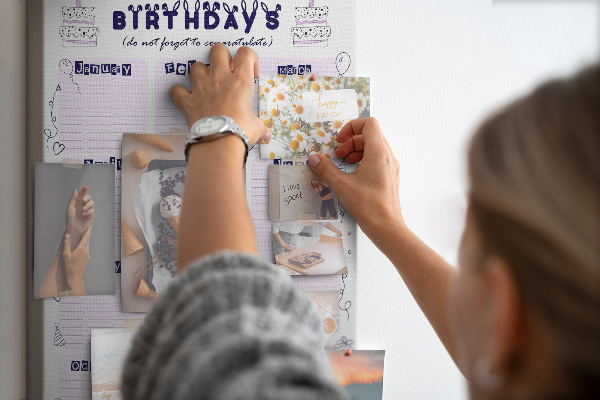 Tableau en liège fantaisie Calendrier d'anniversaire avec ballons colorés