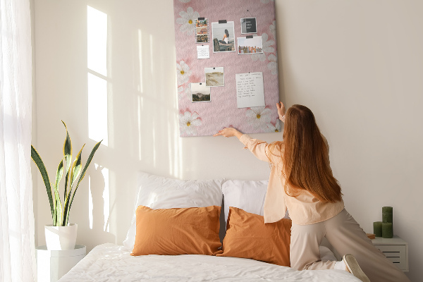 Tableau en liège déco Fond rose avec des marguerites blanches