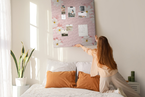 Tableau en liège déco Fond rose avec des marguerites blanches