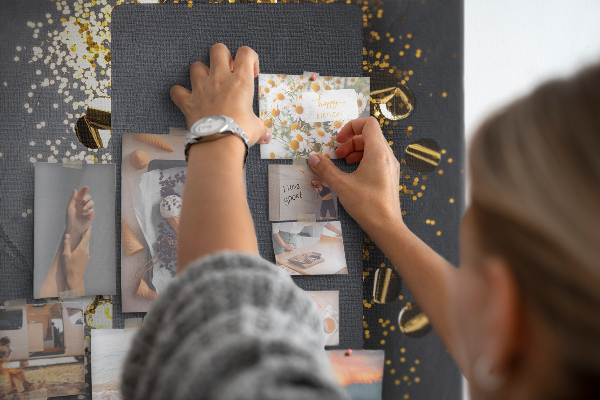 Tableau de liège Des touches d'or et d'argent sur fond noir