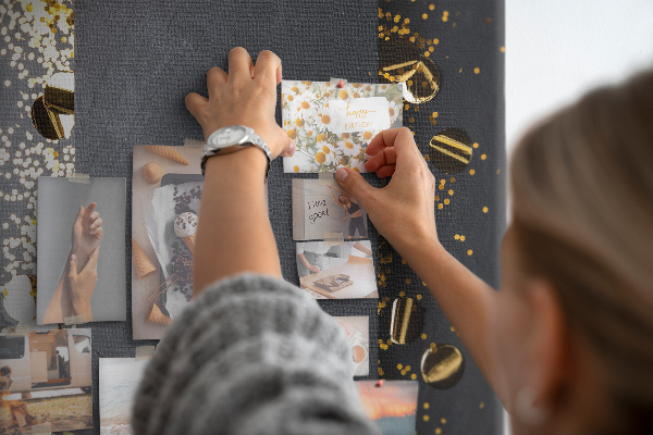 Tableau de liège Des touches d'or et d'argent sur fond noir