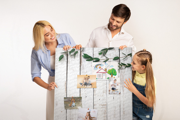 Tableau en liège fantaisie planches rustiques aux branches délicates