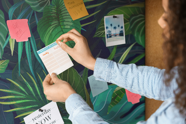 Tableau en liège fantaisie Feuilles tropicales sur fond sombre