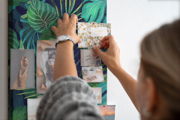 Tableau en liège fantaisie Feuilles tropicales sur fond sombre