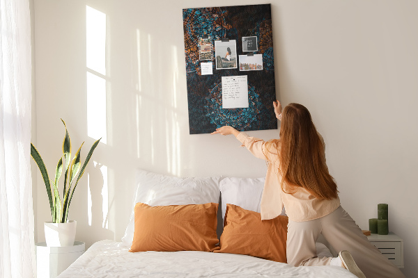 Tableau en liège déco Motifs de mandala complexes sur fond sombre