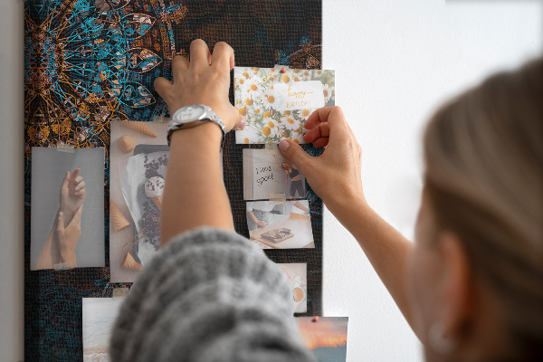 Tableau en liège déco Motifs de mandala complexes sur fond sombre
