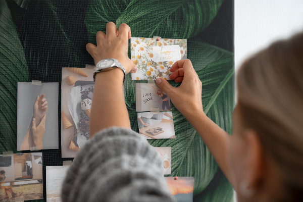 Tableau en liège déco Feuilles vertes sur fond sombre