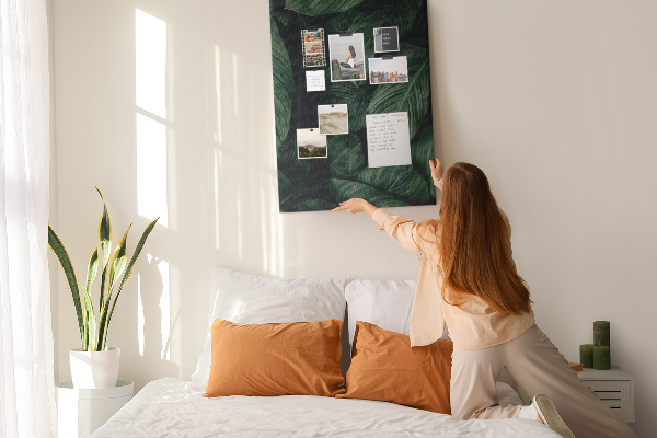 Tableau en liège déco Feuilles vertes sur fond sombre