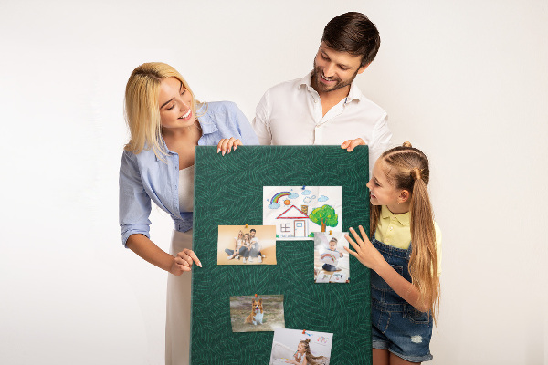 Tableau de liège Fond avec des feuilles sur fond vert foncé