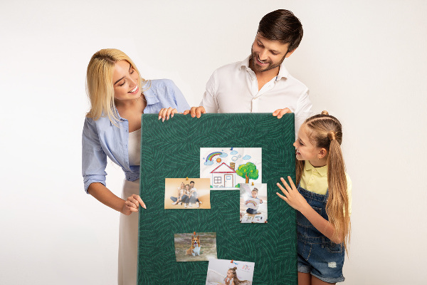 Tableau de liège Fond avec des feuilles sur fond vert foncé