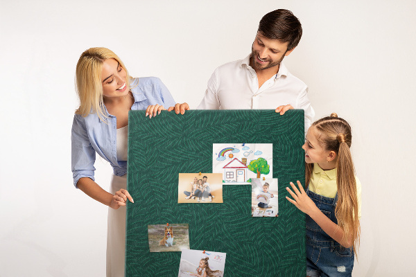 Tableau de liège Fond avec des feuilles sur fond vert foncé